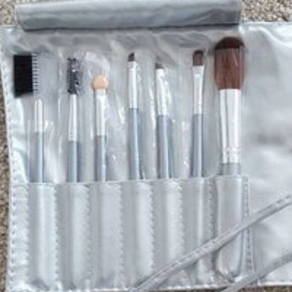 NWOT 7 piece Make Up Brush Set with Case - Picture 2 of 2